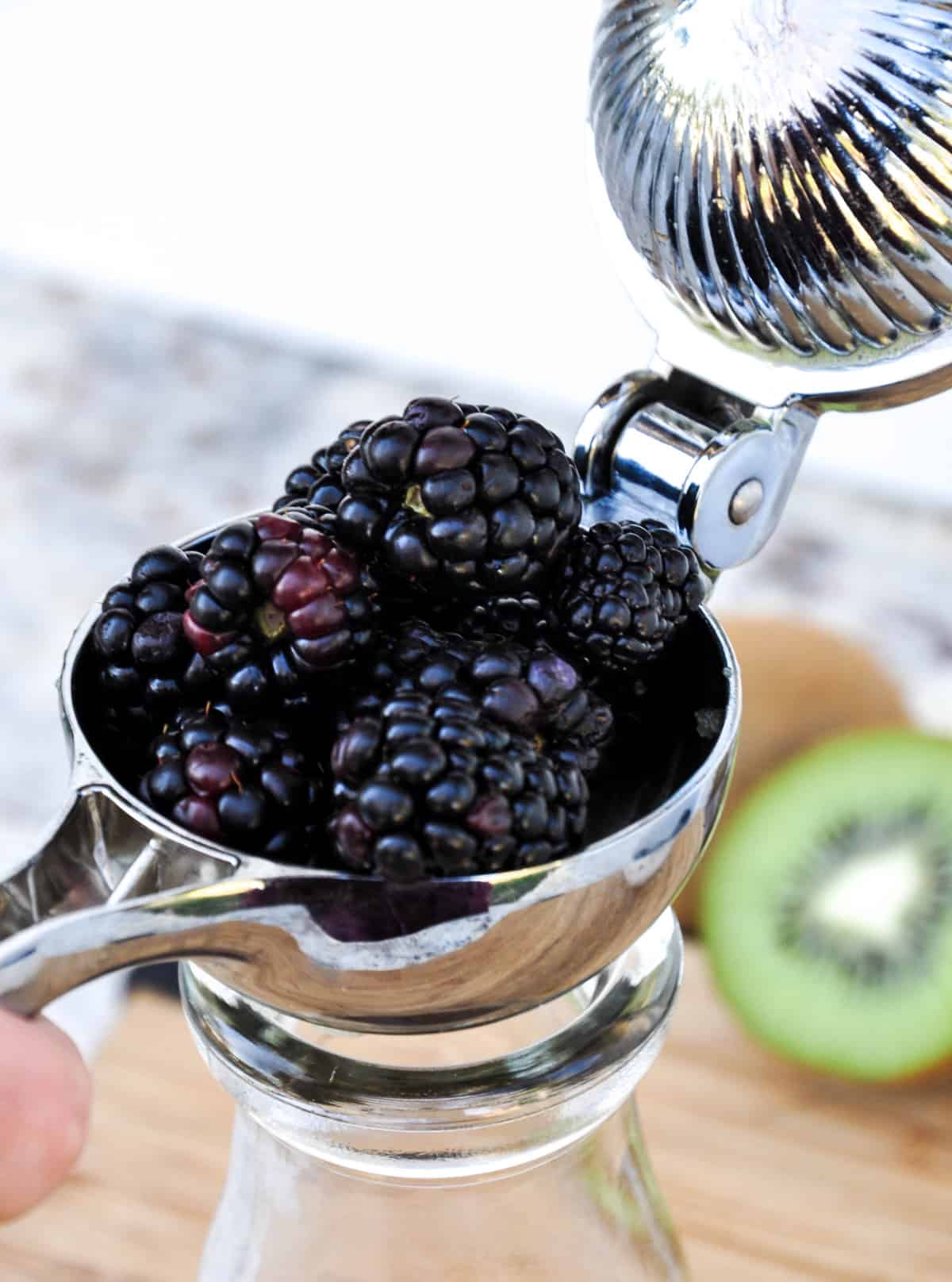 Juice blackberries 