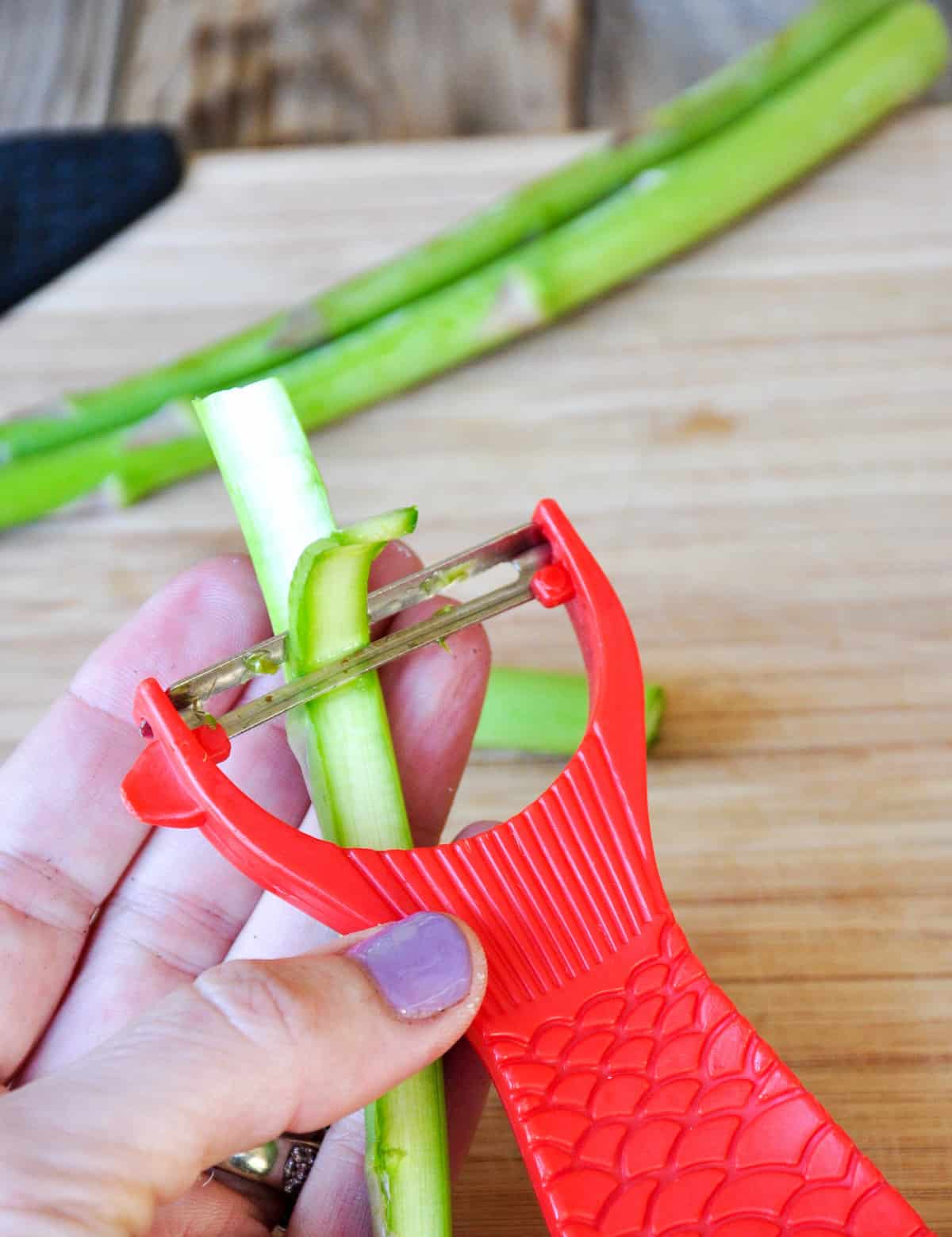 Peel asparagus 