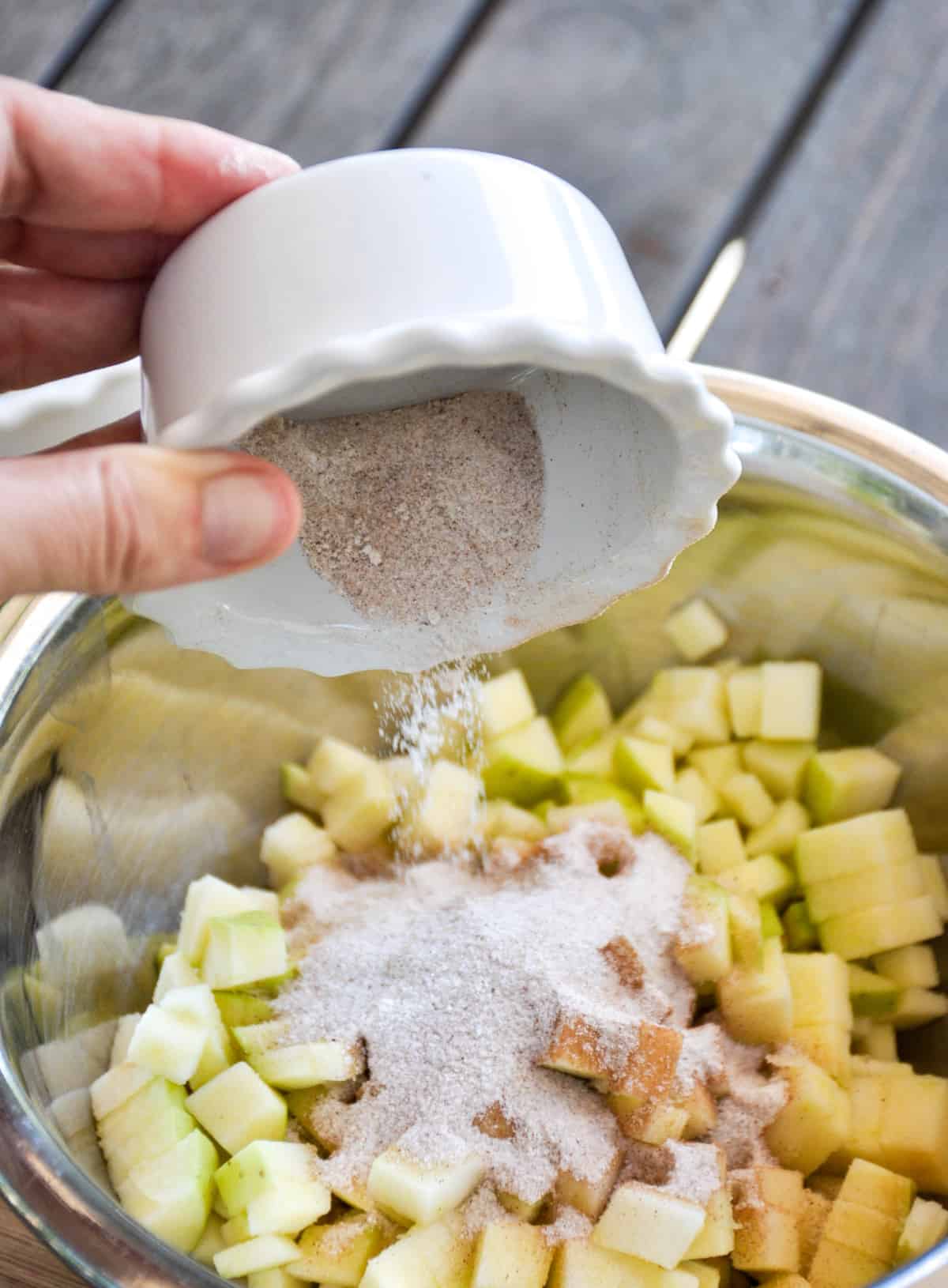 Add sugar, flour, and cinnamon into apples. 