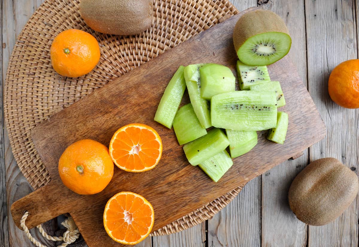 Sliced tangerines and kiwifruit