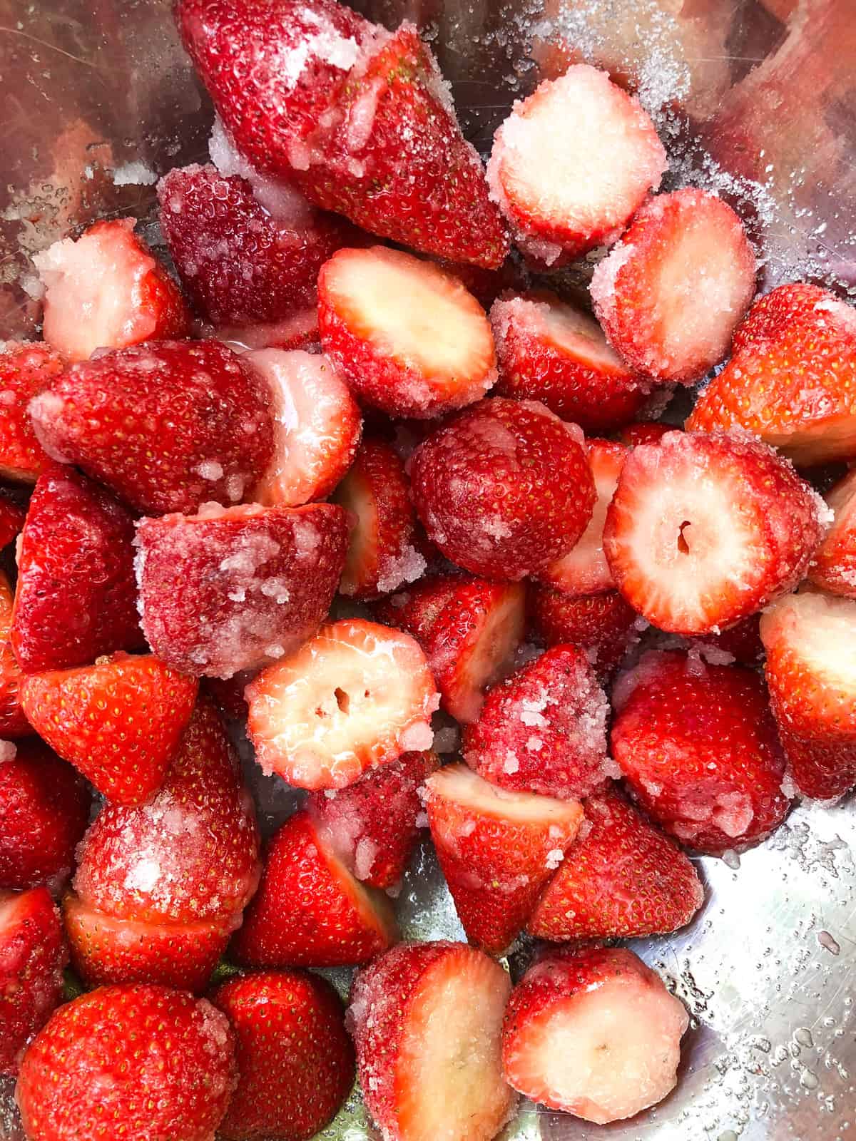 Place the strawberries in the fridge for a few hours to macerate.