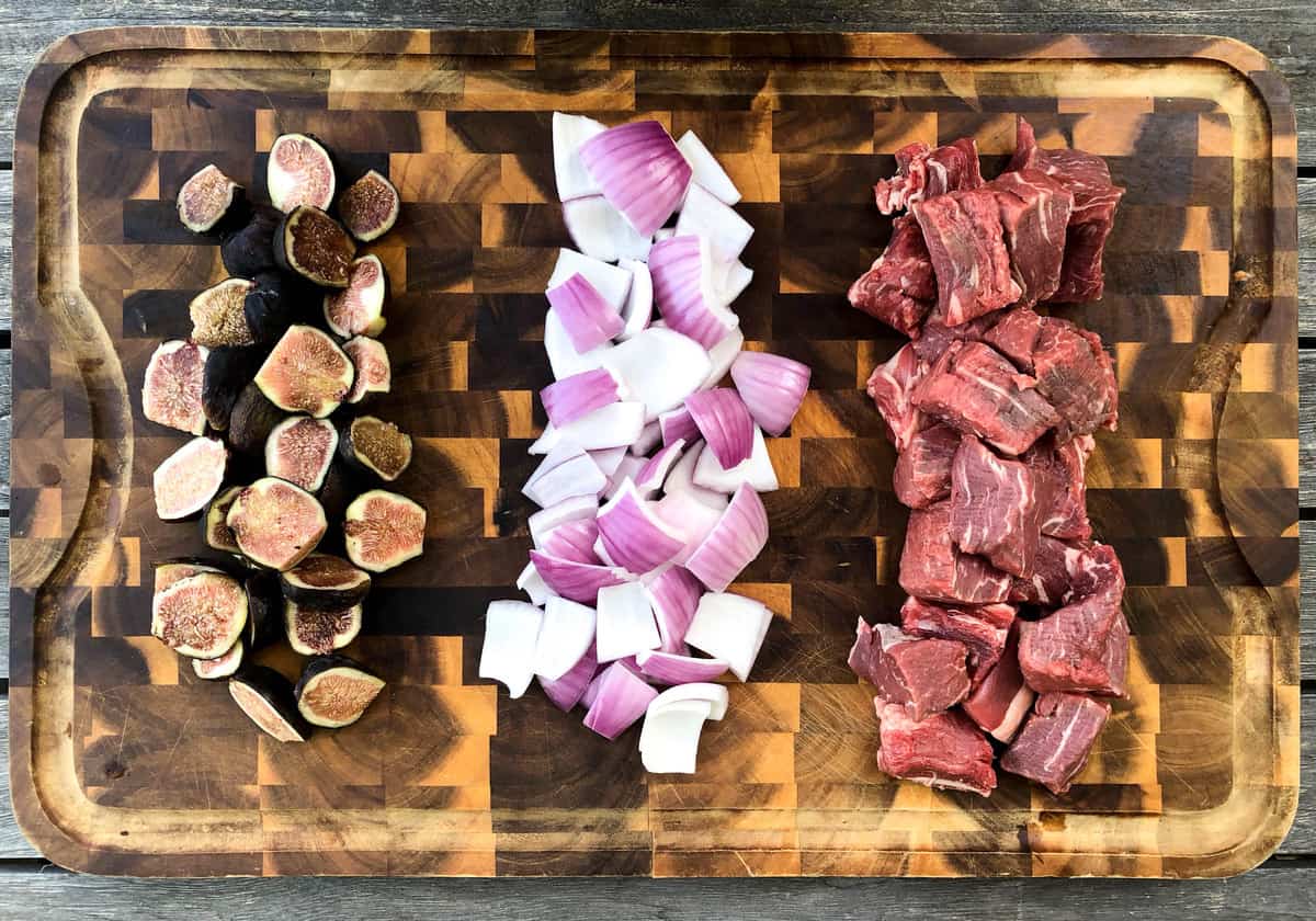Cut figs, onion, and steak in bite-sized chunks 