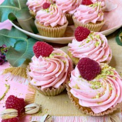 pistachio raspberry cupcakes