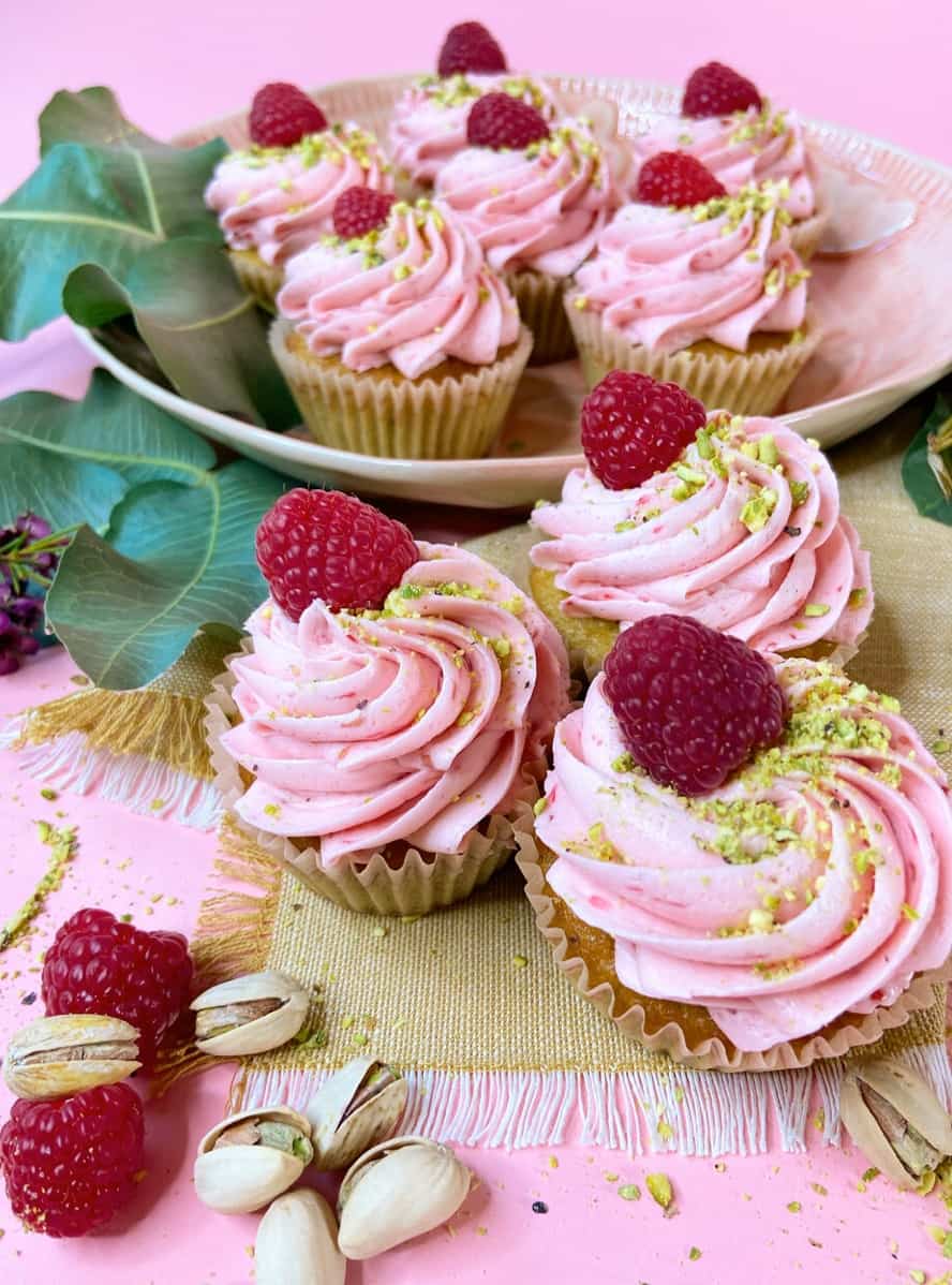 pistachio raspberry cupcakes