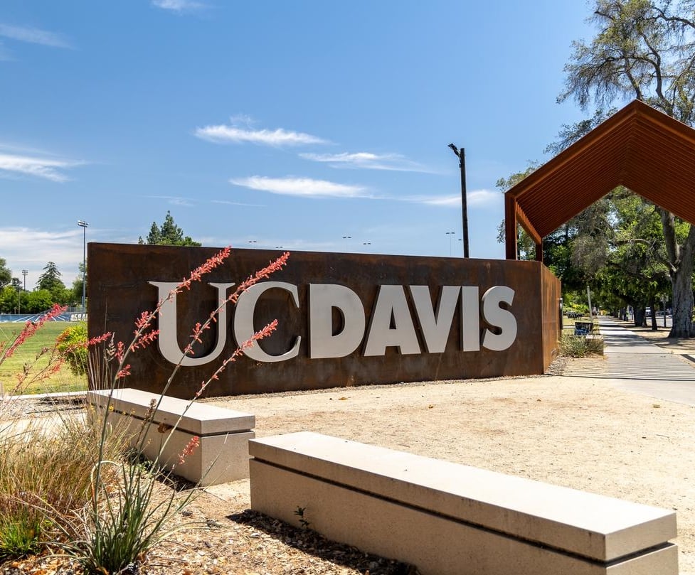 Picture of the UC Davis sign on Campus