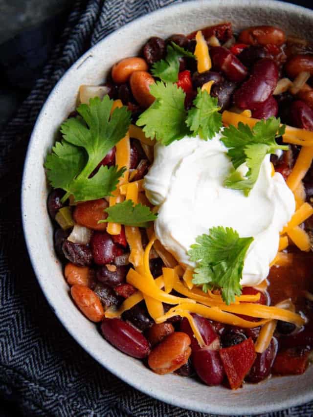 An Easy Slow Cooker Chili Recipe For Chilly Weather