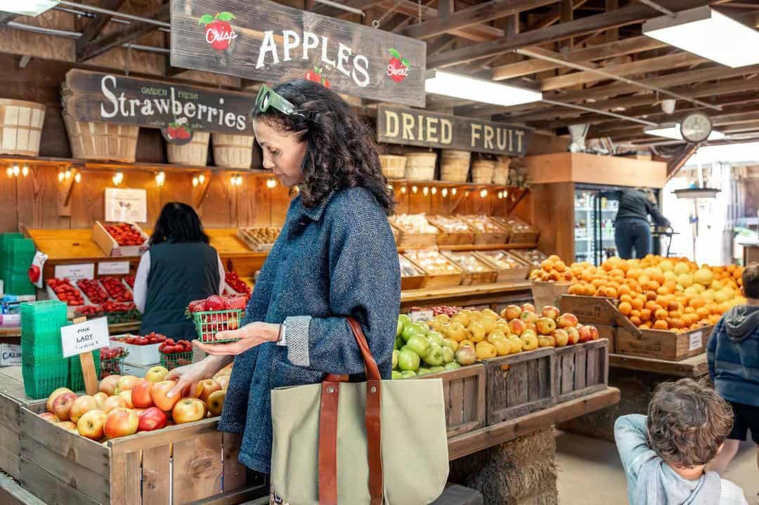 Aida Mollenkamp shopping for produce
