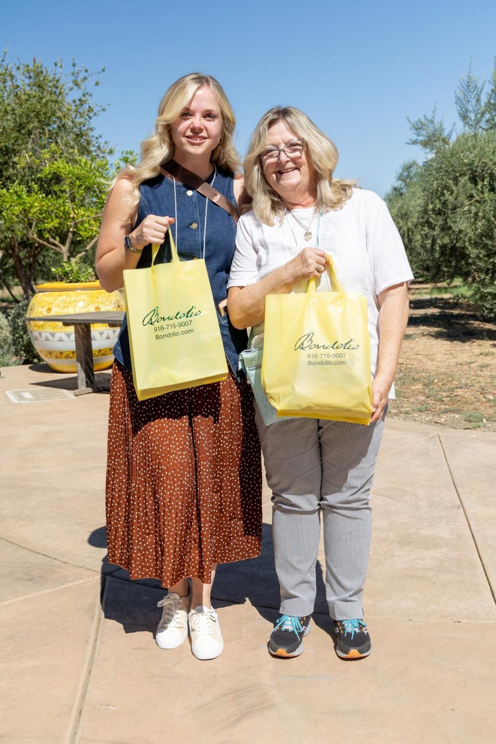 two women holding Bondolio gift bags